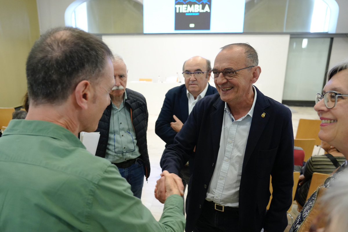 MiquelPueyo's tweet photo. 📖 Avui hem assistit a la presentació de la novel·la gràfica "Tiembla", de @ramonricart7, en motiu del #DiaMundialDelParkinson. Al Ramon li van diagnosticar la malaltia quan tenia 47 anys, i en aquest llibre, explica en les conseqüències d'aquesta enfermetat neurodegenerativa. https://t.co/VLDHzHJTMy