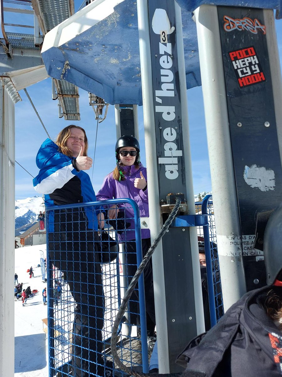 WHS_Snowsport's tweet photo. Thumbs up from Willow &amp; Louise! https://t.co/tFliNnklua