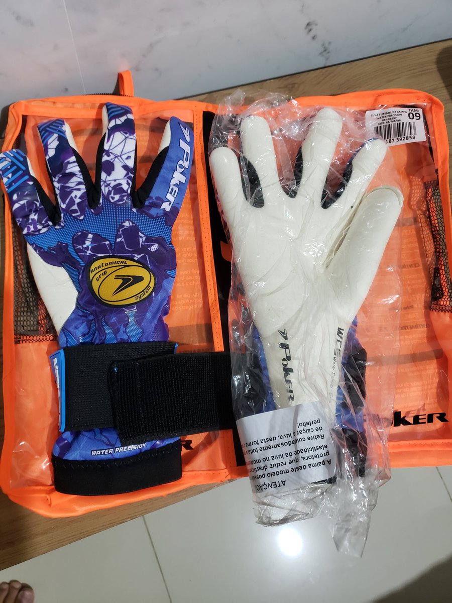 JurandirGarcia's tweet photo. RT DO BEM:
Ganhei essa luva profissional de goleiro, mas queria vendê-la por R$ 500 e usar a grana p/ comprar outras 2 ou 3 p/ doar aos goleiros da escolinha do professor Baby q ñ tem ou usam luvas velhas.
Se preferir, pode comprar as luvas na internet e trocamos.
#RTdoBem https://t.co/1zfDzC5esZ
