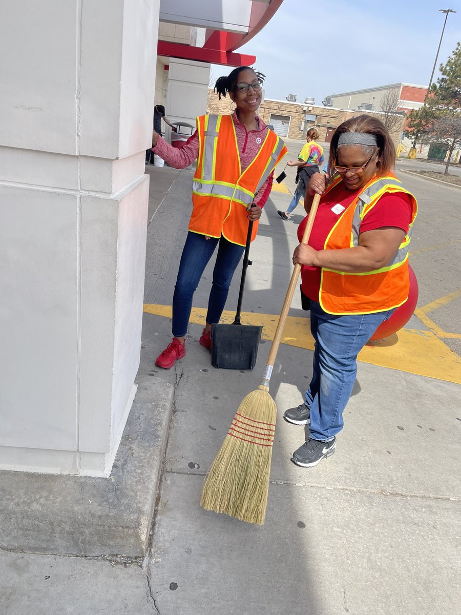 VsSullivan's tweet image. Day 2/10 of our surrounding area clean up ! We had some big dogs join today @TGT_Angel HRBP and our new SD Cory ! #G195CARES