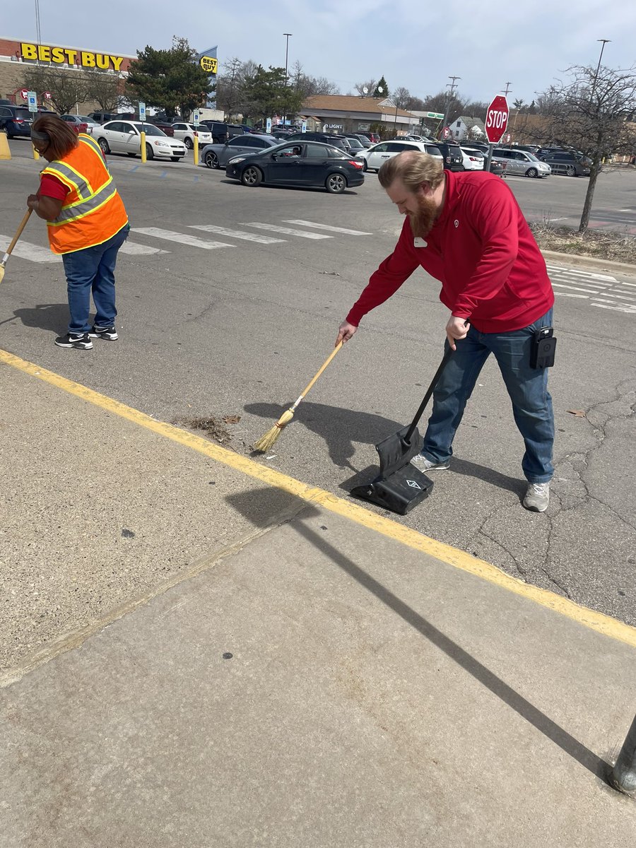 VsSullivan's tweet image. Day 2/10 of our surrounding area clean up ! We had some big dogs join today @TGT_Angel HRBP and our new SD Cory ! #G195CARES