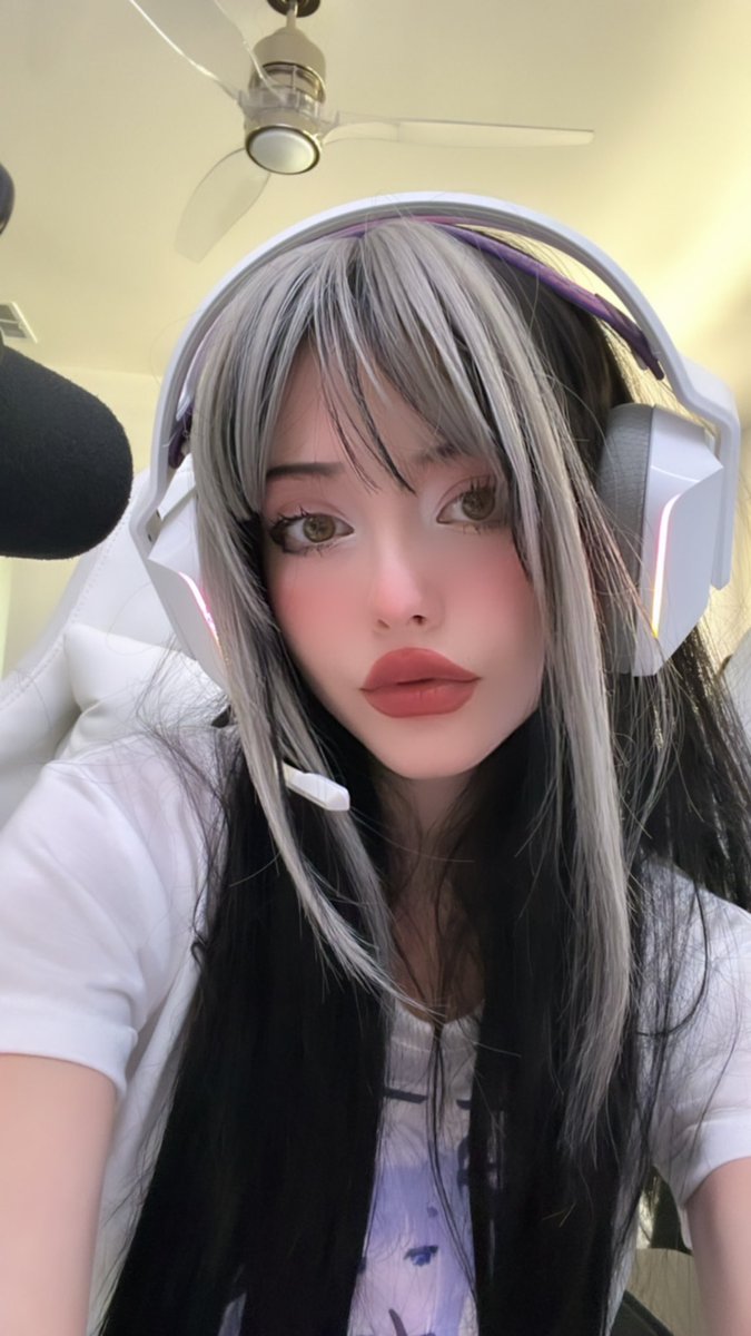 Lauren Burch on Twitter: "Liveee https://twitch.tv/laurenxburch"