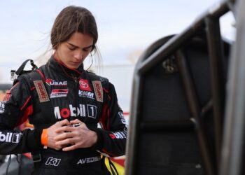 RacingProMedia's tweet image. For the first time in dirt track racing history, a woman sits atop the points standings of a national Midget series.  It's time for Jade!

#XtremeOutlaw | #midgetracing | #jadeavedisian | #dirttrackracing

xtremeoutlawseries.com/news/trailblaz…