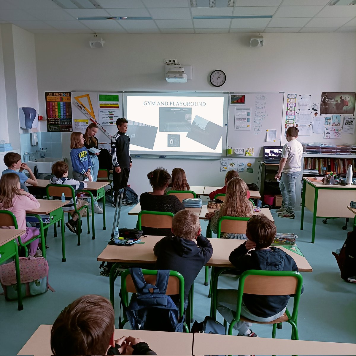 Nos élèves de 6eme6 sont allés à la rencontre de leurs camarades de l'école primaire de  #Lanvallay pour une présentation du collège... en anglais! 🇬🇧 Un temps d'échange (VF) a permis aux futurs collégiens d'appréhender la prochaine rentrée et de se rassurer.
#LiaisonEcoleCollege