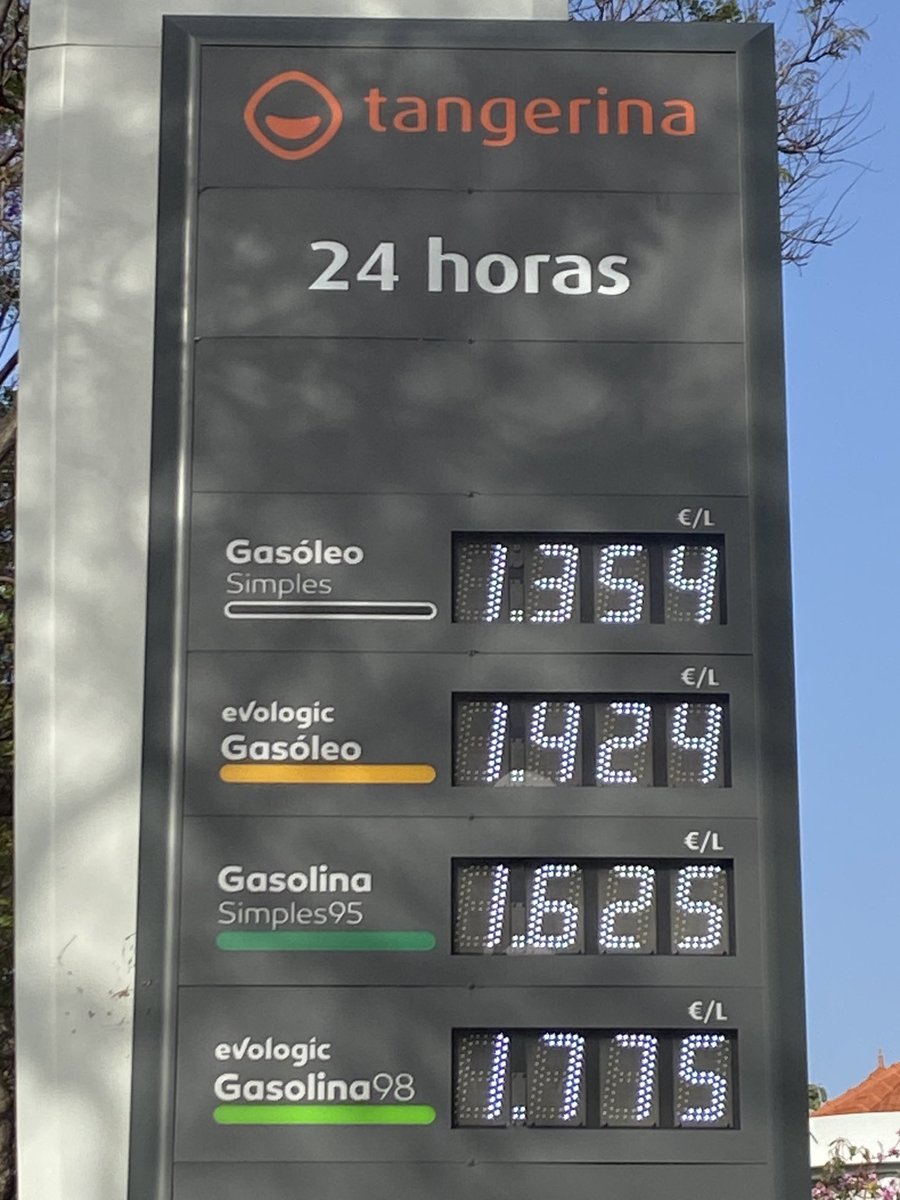 patrick_seneca's tweet image. Bon ! Les amis, je confirme, et désolé d’être vulgaire, on se fout bien de nos gueules. Prix des carburants ce matin à Madère. Petite Ile dans l’Atlantique où si je me souviens bien les frais d’approche et d’importation sont plus élevés qu’en France..il est à combien en France