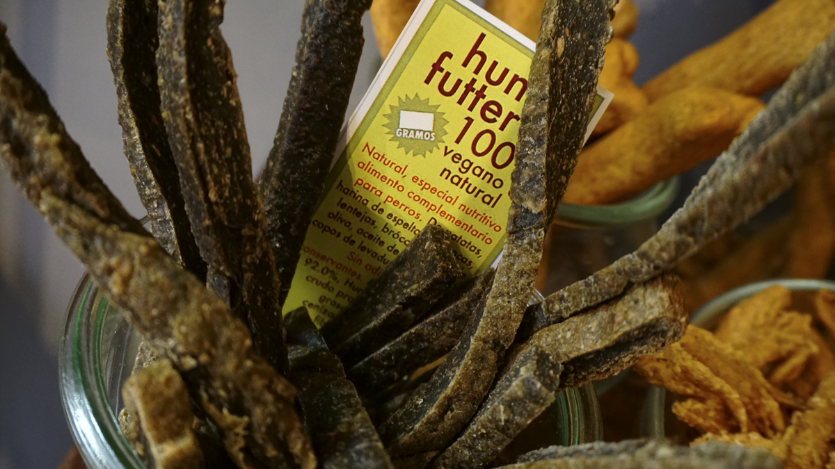 InfoHundsfutter's tweet photo. Todos los #snacks y #supersnacks de #hundsfutter están #elaborados con #ingredientes #seleccionados y de #alta #calidad que contribuyen de #forma #importante a la dieta del #perro. https://t.co/md2IhWeTgh
