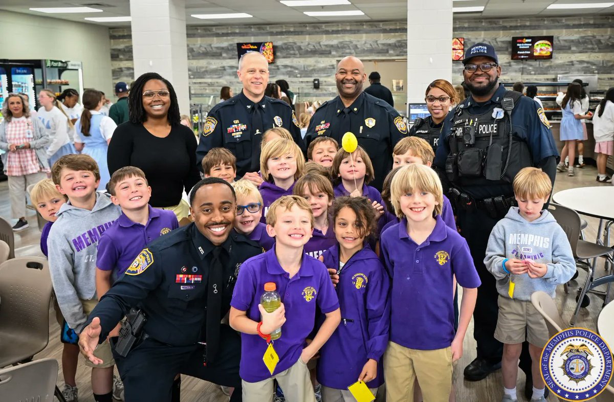 MEM_PoliceDept's tweet photo. Thank you to St. Agnes Academy-St. Dominic School for hosting COP Stop! We had a great time talking with the students over lunch and even got the chance to play during recess. We truly appreciate the gesture of kindness.
#memphis #Tn #police #copstop #joinmpd #bestinblue https://t.co/j22RD0u9iw