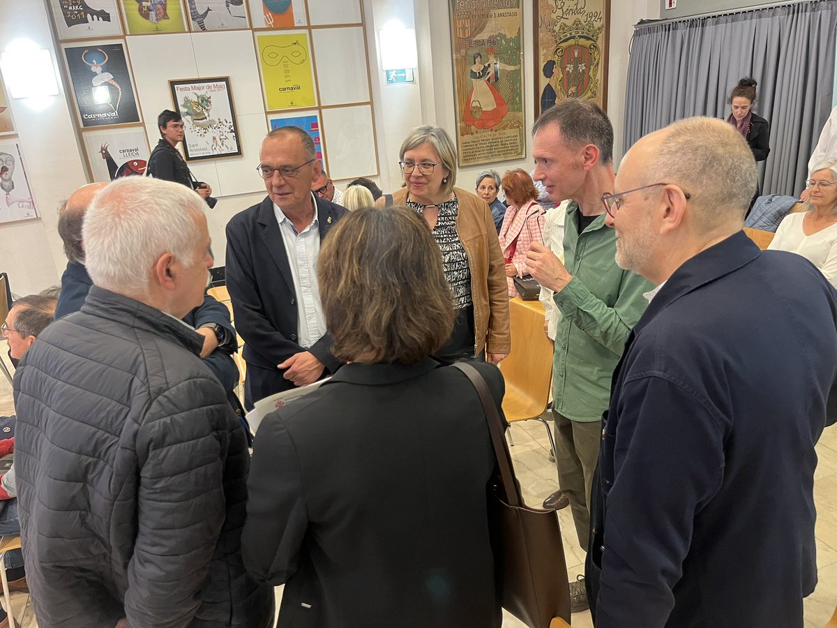 ercpaeria's tweet photo. 📖En motiu del #DiaMundialDelParkinson, l'alcalde @MiquelPueyo, la TA @montrosilda i el regidor @jrutllant han assistit a la presentació de la novel·la gràfica "Tiembla", de @ramonricart7, on explica les conseqüències d'aquesta malalta neurodegenerativa i com conviu amb ella. https://t.co/ddSbhx6LKD