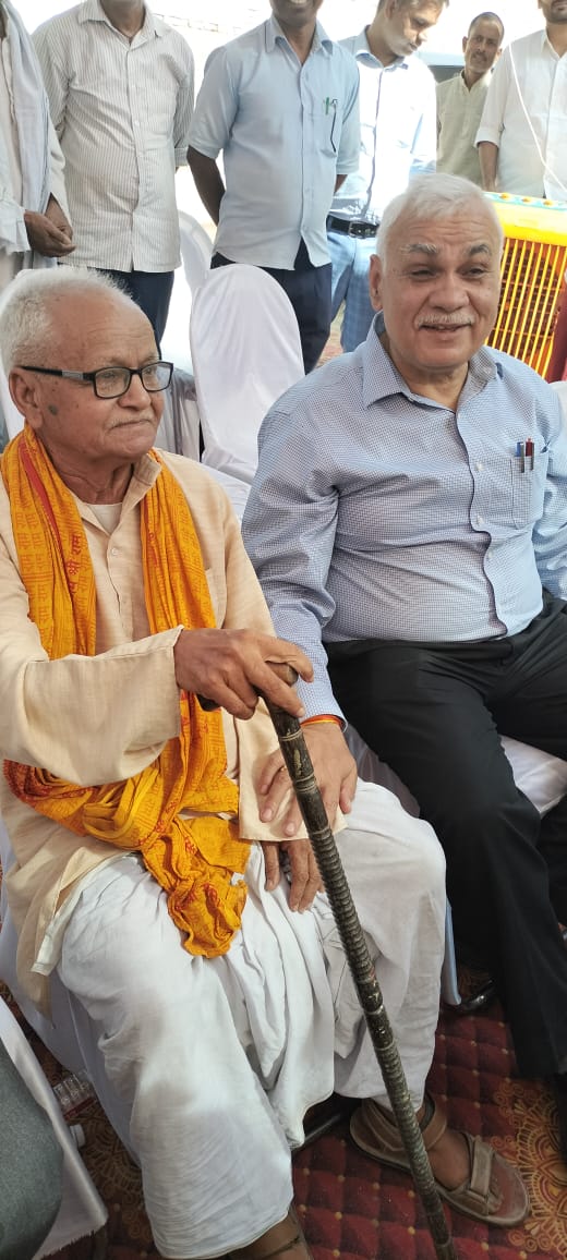 ChiefSecyUP's tweet photo. कल मुझे अपने गाँव में एक पारिवारिक कार्य में प्राथमिक विद्यालय के कक्षा-4 में मेरे गुरु रहे श्री भृगुनाथ चौबे जी का आशीर्वाद प्राप्त करने का सौभाग्य प्राप्त हुआ। गुरुजी से भेंटकर बचपन की यादें मानसपटल पर एक बार फिर रेखांकित हो गईं। उनकी व अन्य गुरुजनों की आदर्श शिक्षा के परिणामस्वरूप ही मुझे 'राष्ट्र प्रथम' की भावना के साथ देश सेवा का अप्रतिम अवसर प्राप्त हुआ है। मैंने इस अवसर पर उनकी दीर्घायु एवं अच्छे स्वास्थ्य की कामना की।