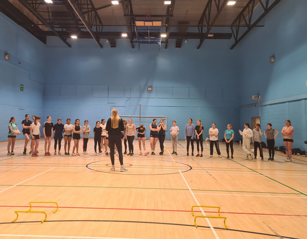 bath_nc's tweet image. Huge thanks to @hannahpassmore1 for being our guest player/coach at our 2nd Easter Camp this half term! The players loved it! #netball #shootingmasterclass  #bathcougars @TeamBathNetball @NetballSW @NetballinAvon 💜💚