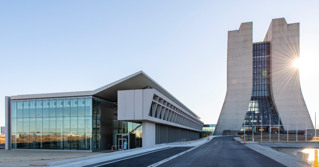 Fermilab's tweet photo. Wilson Hall has a new neighbor! 👋 

The Integrated Engineering Research Center will be the new home of engineers and technicians working on high-energy physics projects at Fermilab. 

https://t.co/poOFtfSVtE
#IERC #DUNEscience #physics #engineering https://t.co/XiJ2PSq7BO