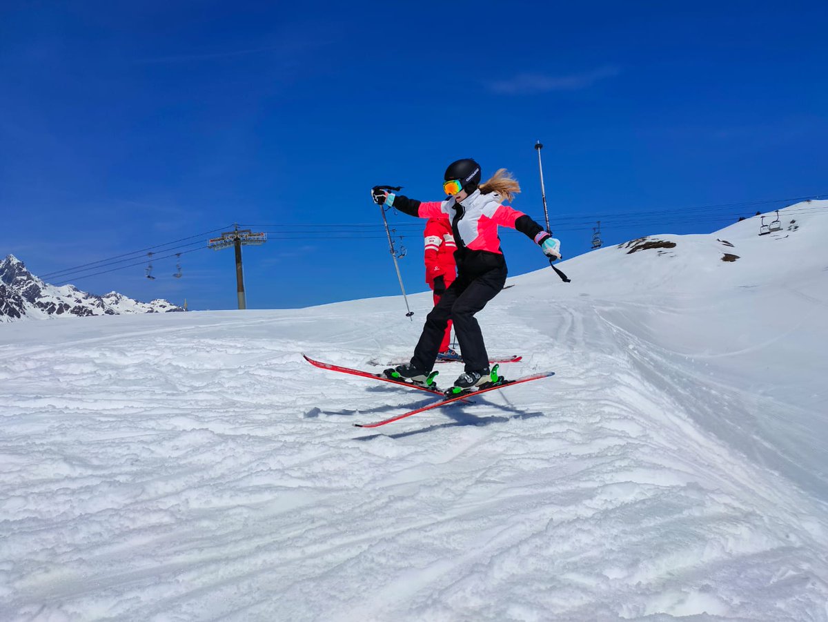 WHS_Snowsport's tweet photo. A few of our more advanced pupils trying some jumps! https://t.co/FojWqeWt1R