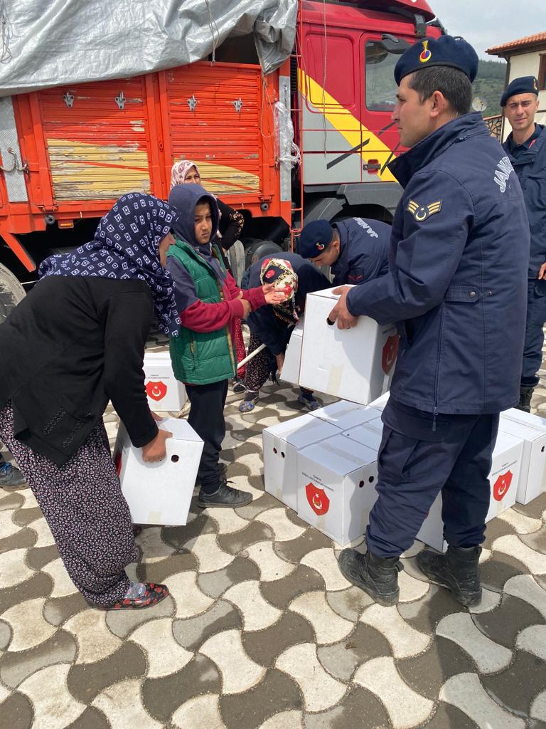 Arif52434616's tweet photo. #GüçlüTemadGüçlüAstsubay 
@temadankara @DurgenHamza 
TEMAD DEPREM Yardım Kolisi Bağış kampanyamıza katılan tüm Meslektaşlarımız ve Ailelerine çok teşekkür ediyoruz. 
Koliler Deprem Bölgesindeki vatandaşlarımıza dağıtılmaya başlandı.
TEMAD TEK YÜREK ❤🇹🇷
ASTSUBAYLAR TEK YÜREK ❤️🇹🇷 https://t.co/SrtfX1LRgY
