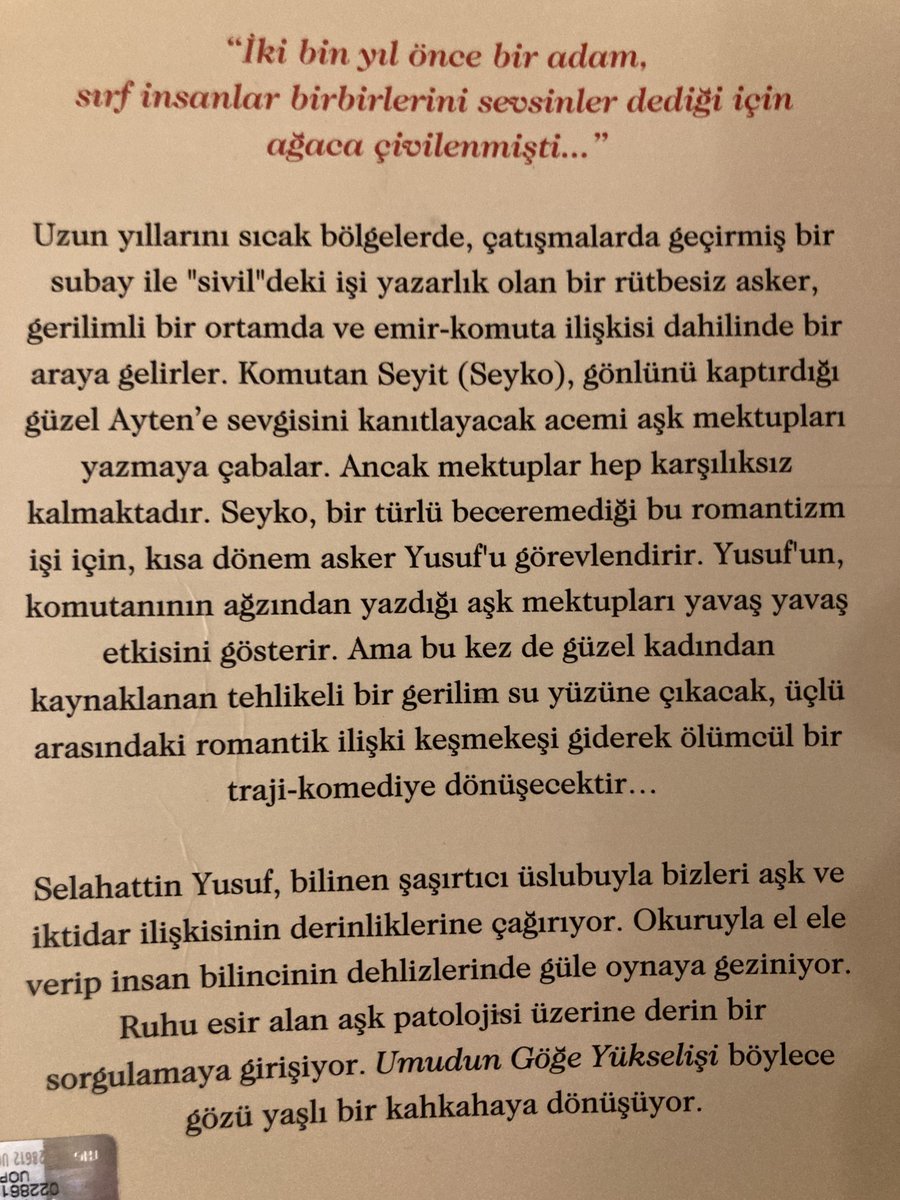 Eruh'ta sürgündüm. Bir akşam komutanlarımdan biri benden küçük bir şey rica etmişti. Umutsuz bir aşk için bir küçük jest. Aramızda geçen küçük diyalog yaklaşık yirmi yıl meşgul etti zihnimi. Güç/iktidar ve aşk/gönül arasındaki çelişkiyi onca yıl düşündüm durdum. Bu onun romanıdır