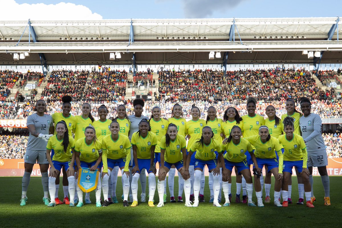 Jogadoras do Brasil posam para foto antes de partida contra a Alemanha, em Nuremberg. 
