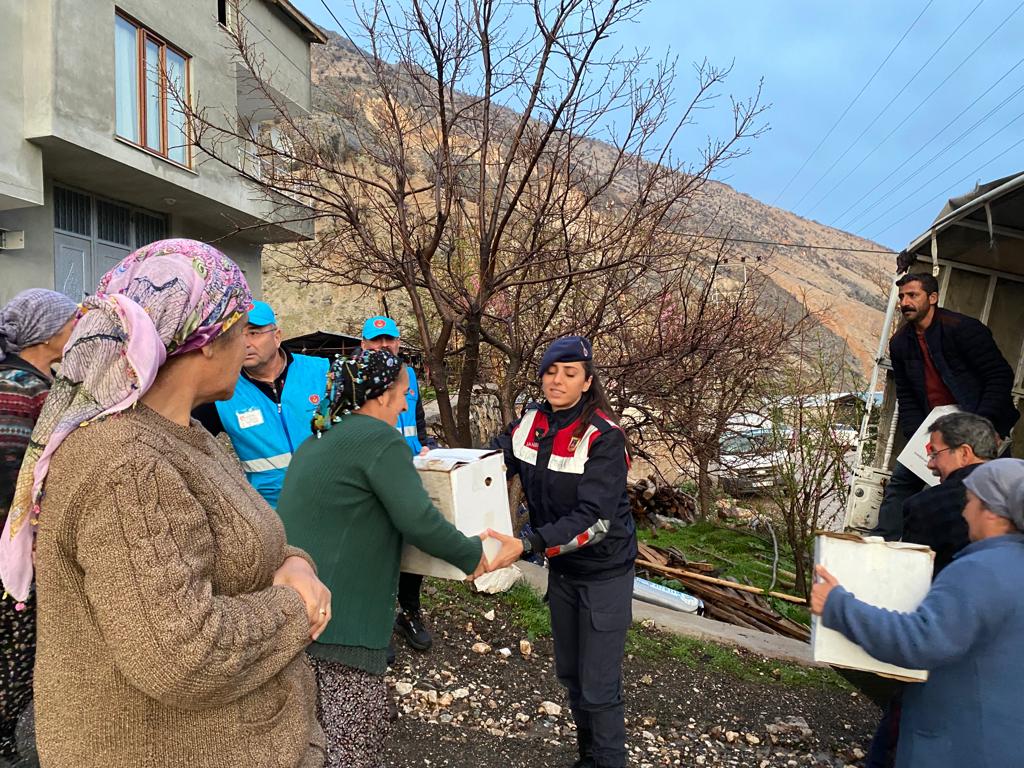 Arif52434616's tweet photo. #GüçlüTemadGüçlüAstsubay 
@temadankara @DurgenHamza 
TEMAD DEPREM Yardım Kolisi Bağış kampanyamıza katılan tüm Meslektaşlarımız ve Ailelerine çok teşekkür ediyoruz. 
Koliler Deprem Bölgesindeki vatandaşlarımıza dağıtılmaya başlandı.
TEMAD TEK YÜREK ❤🇹🇷
ASTSUBAYLAR TEK YÜREK ❤️🇹🇷 https://t.co/rQzApJcHlJ