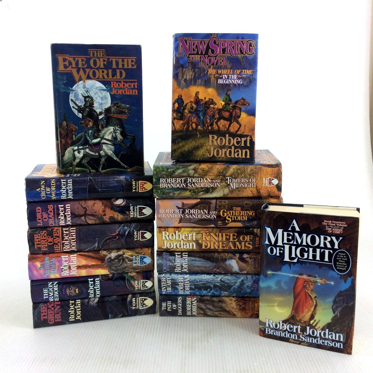 thewheelreads's tweet image. So I keep getting likes of the Hardcover Wheel of Time book giveaway a few months ago...so how about another one!!!  Like and Retweet to enter to win! Winner will be selected on April 16th to win a hardcover copy of the Wheel of Time book of their choosing! #TwitterofTime