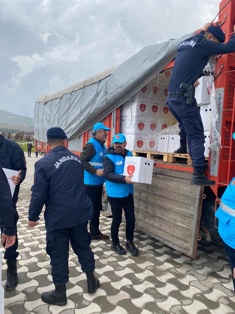 Arif52434616's tweet photo. #GüçlüTemadGüçlüAstsubay 
@temadankara @DurgenHamza 
TEMAD DEPREM Yardım Kolisi Bağış kampanyamıza katılan tüm Meslektaşlarımız ve Ailelerine çok teşekkür ediyoruz. 
Koliler Deprem Bölgesindeki vatandaşlarımıza dağıtılmaya başlandı.
TEMAD TEK YÜREK ❤🇹🇷
ASTSUBAYLAR TEK YÜREK ❤️🇹🇷 https://t.co/ypYXPLSO4k