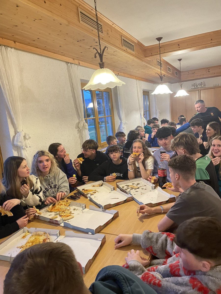 Diflannodd 52 pizzas mewn 5 munud!  Disgyblion llawn a hapus heno.  Noson gynnar yn barod ar gyfer diwrnod olaf o sgïo yfory ⛷️