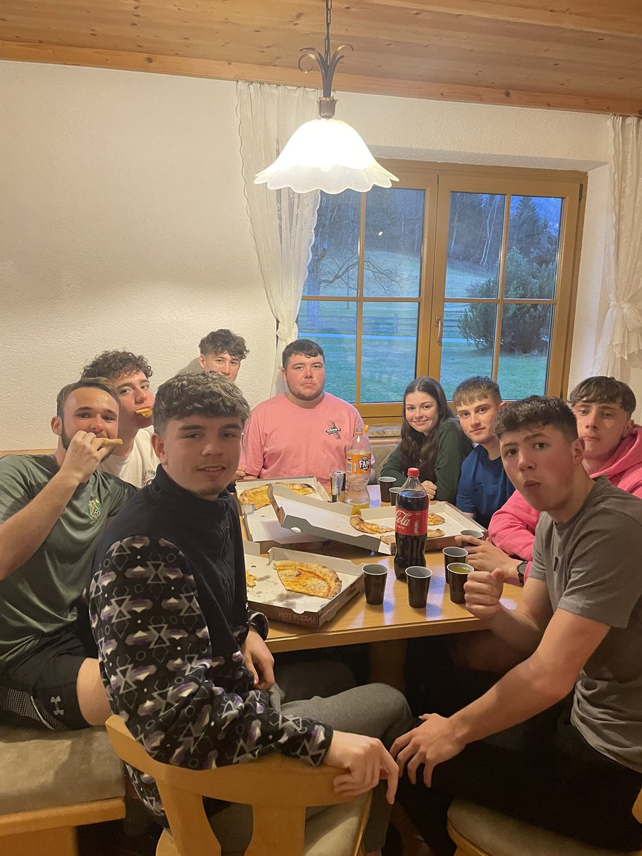 sgiostrade's tweet photo. Diflannodd 52 pizzas mewn 5 munud!  Disgyblion llawn a hapus heno.  Noson gynnar yn barod ar gyfer diwrnod olaf o sgïo yfory ⛷️ https://t.co/Ao5qLi0XSu
