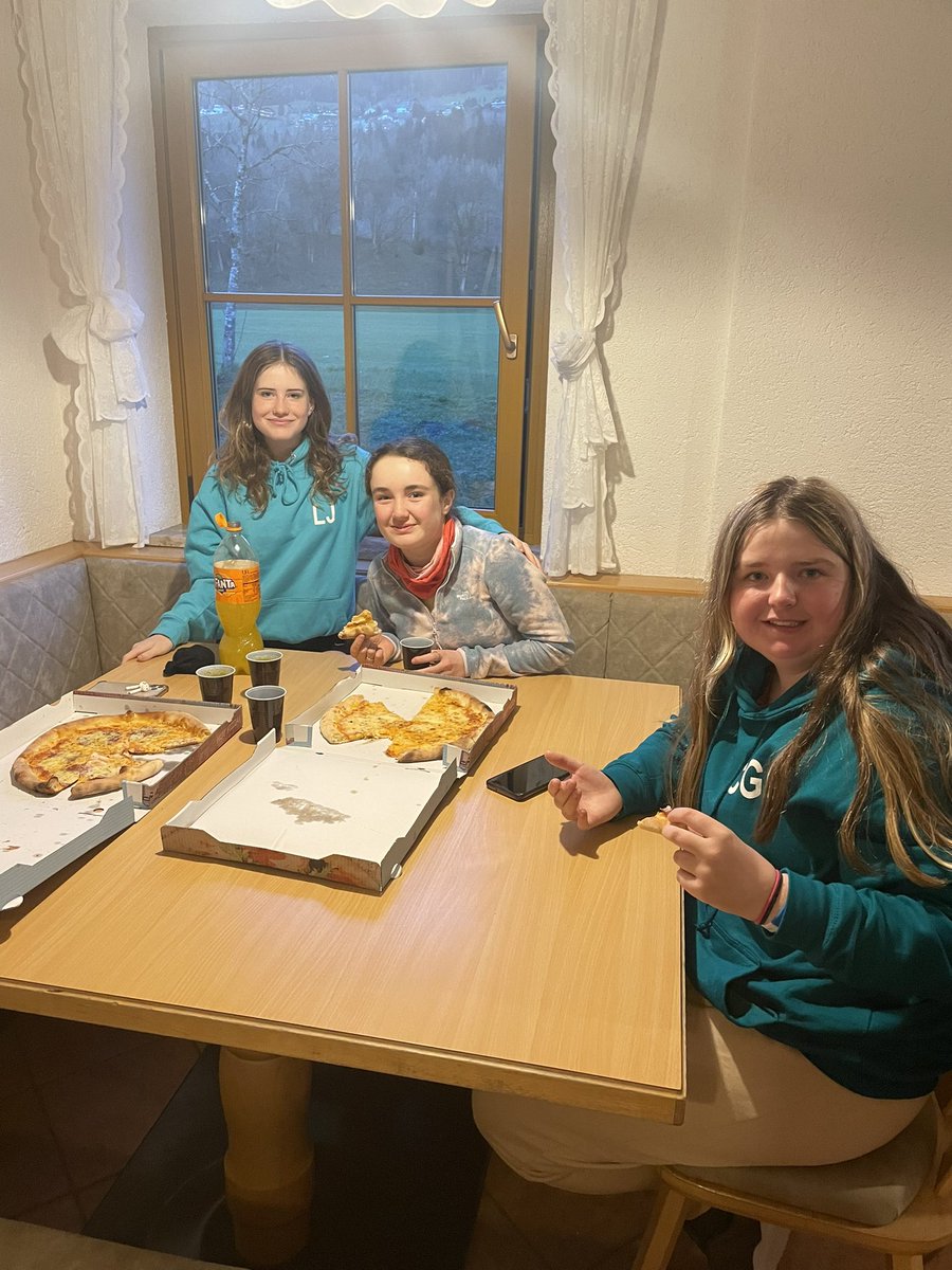 sgiostrade's tweet photo. Diflannodd 52 pizzas mewn 5 munud!  Disgyblion llawn a hapus heno.  Noson gynnar yn barod ar gyfer diwrnod olaf o sgïo yfory ⛷️ https://t.co/Ao5qLi0XSu