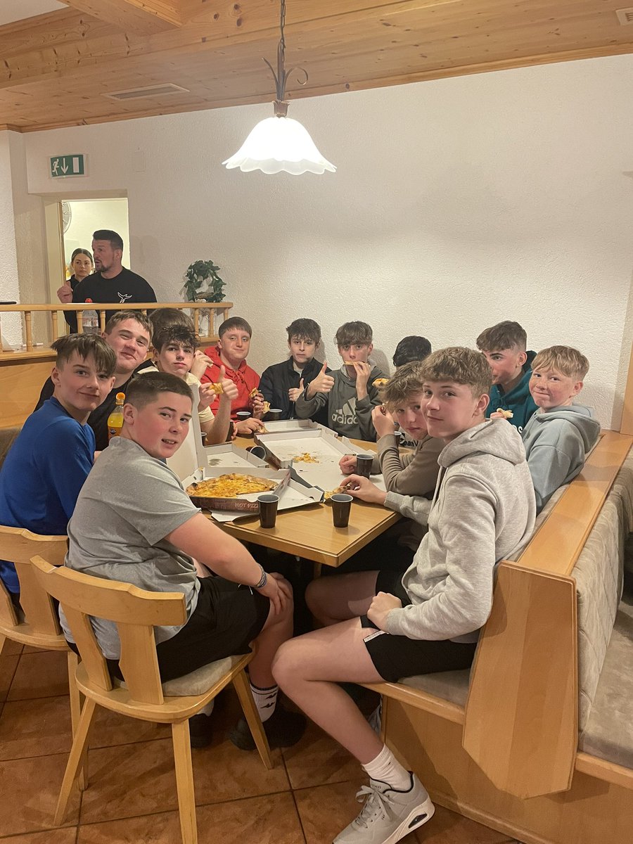 sgiostrade's tweet photo. Diflannodd 52 pizzas mewn 5 munud!  Disgyblion llawn a hapus heno.  Noson gynnar yn barod ar gyfer diwrnod olaf o sgïo yfory ⛷️ https://t.co/Ao5qLi0XSu