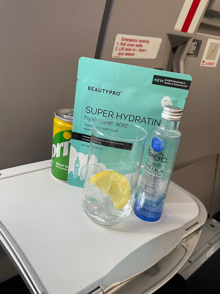 🛫 Why should we be looking after our skin when we fly?

Low humidity in cabin causes skin dehydration and dryness 💧

The Super Hydrating Travel Mask utilises Hyaluronic Acid molecules to bind to water and draw it into the skin.