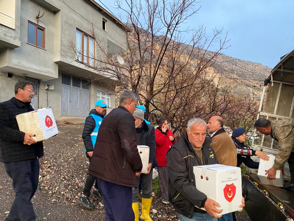 Arif52434616's tweet photo. #GüçlüTemadGüçlüAstsubay 
@temadankara @DurgenHamza 
TEMAD DEPREM Yardım Kolisi Bağış kampanyamıza katılan tüm Meslektaşlarımız ve Ailelerine çok teşekkür ediyoruz. 
Koliler Deprem Bölgesindeki vatandaşlarımıza dağıtılmaya başlandı.
TEMAD TEK YÜREK ❤🇹🇷
ASTSUBAYLAR TEK YÜREK ❤️🇹🇷 https://t.co/U2ObA0mr2j