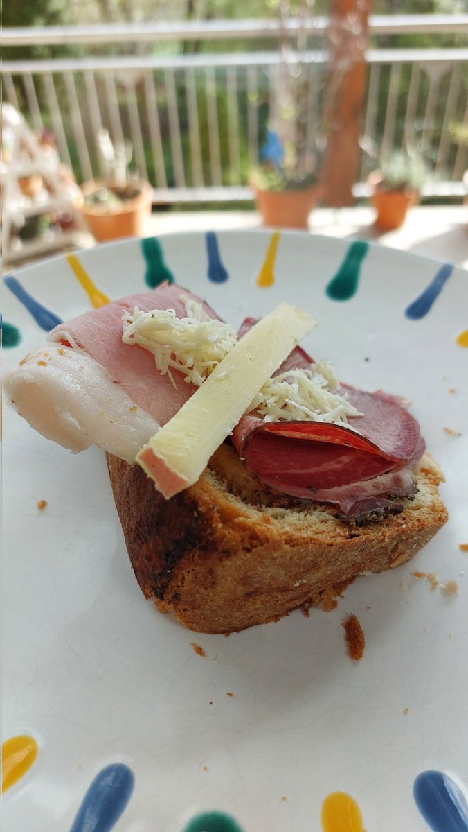 Zwar ein bisschen verspätet, aber ich muss es trotzdem noch erwähnen: Was gibt es zu Ostern besseres, als Reindling mit Osterschinken, Zunge und Kren! #osterjause #ostern #reindling