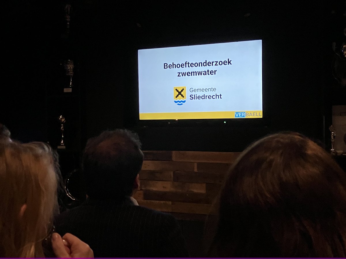 De gemeenteraad van Sliedrecht vergadert bijna altijd in de zaal naast #zwembad De Lockhorst. Vanavond is de beeldvormende vergadering in het gebouw van de korfbalvereniging. Hier krijgen we een presentatie over de toekomst van... het zwembad.