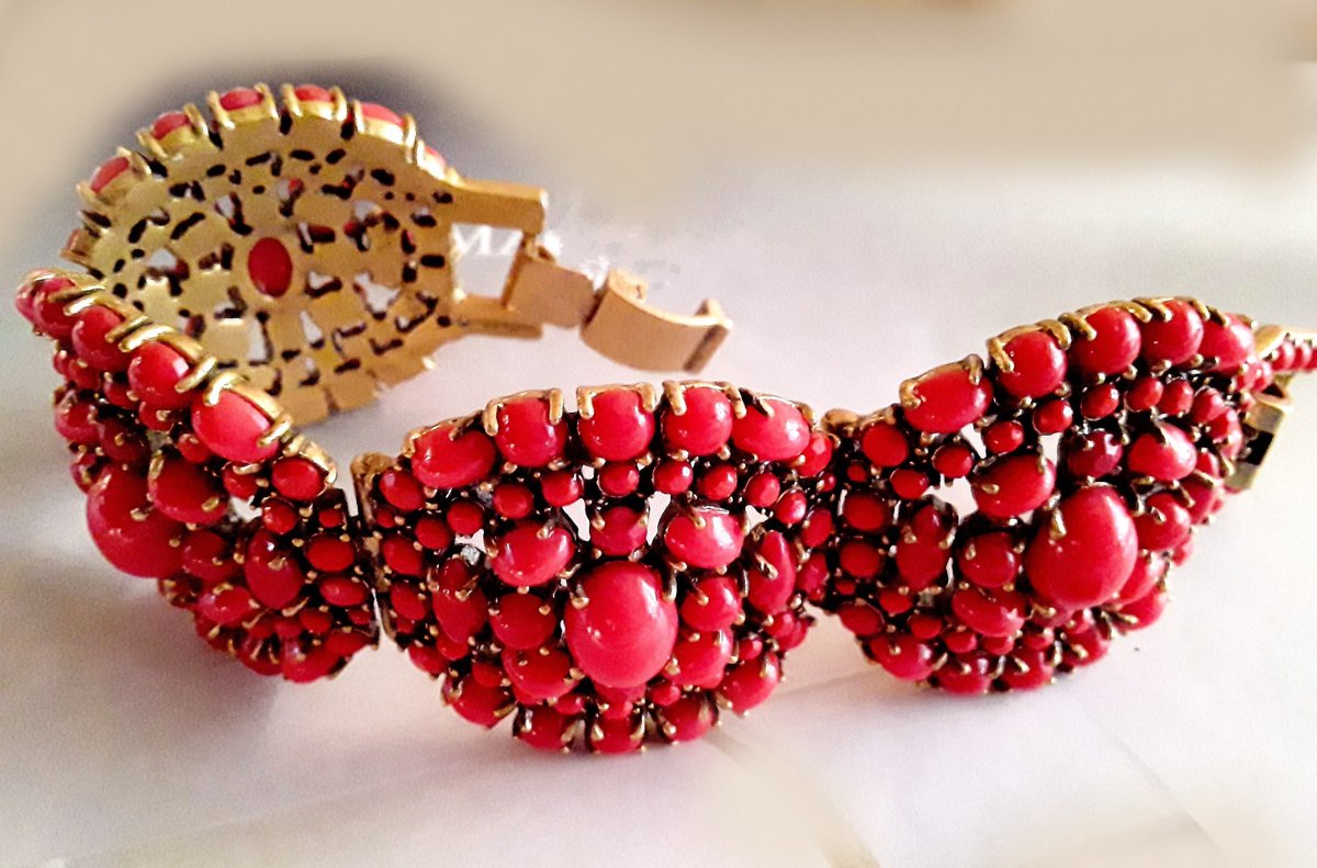 renaissancefai's tweet photo. Faux Coral Cabochon Bracelet Prong Set, Gold Tone, 4 Panels, Filigree, Vintage https://t.co/B2dRDC9GVy #orange #gold #no #women #hingedclip #midcentury #fauxcoralbracelet #cabochons #prongset https://t.co/DhNdkcQA5n
