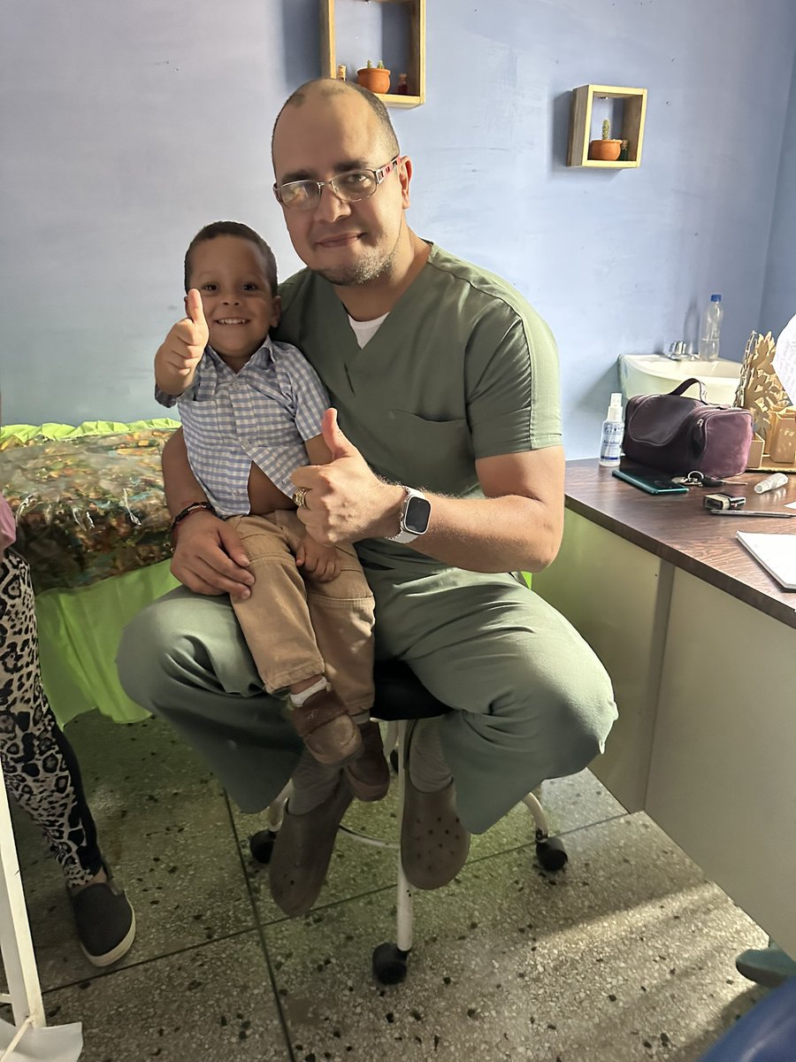 pedroluisanchez's tweet photo. Cómo todos los Martes estuvimos atendiendo a 20 mujeres en consultas obstetricas y ginecológicas 
Me quedo con la Foto de mi Amiguito Juan quien le dice a la Mamá que quiere ser Doctor 
Trabajamos para que todos los niños como Juan puedan cumplir su sueño en nuestro País 🙏 https://t.co/3kRv2su8YG