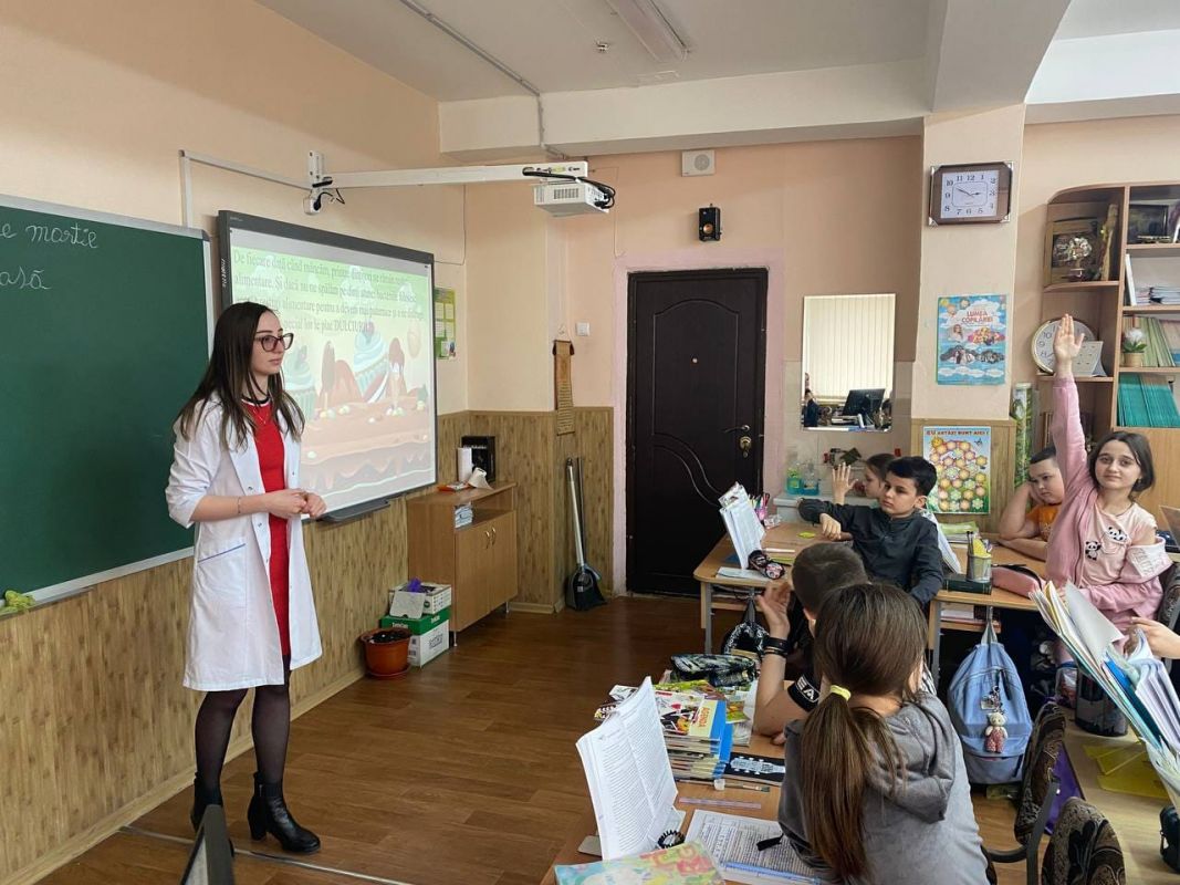 USMF_Moldova's tweet image. Students from the 3rd and 4th years of the Faculty of Stomatology of ”Nicolae Testemitanu” State University of Medicine and Pharmacy organized a flash mob on World Oral Health Day, marked annually on March 20. 

#USMF #WorldOralHealthDay #oralhealth
usmf.md/en/noutati/mar…