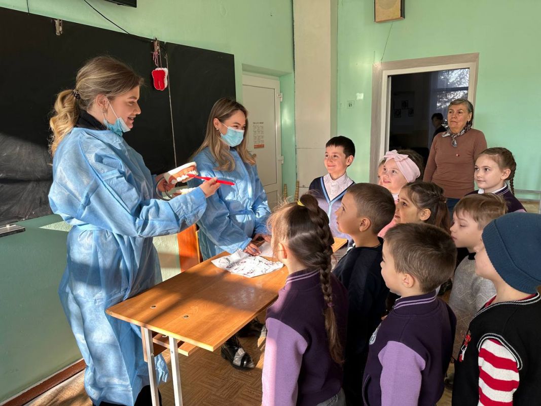 USMF_Moldova's tweet image. Students from the 3rd and 4th years of the Faculty of Stomatology of ”Nicolae Testemitanu” State University of Medicine and Pharmacy organized a flash mob on World Oral Health Day, marked annually on March 20. 

#USMF #WorldOralHealthDay #oralhealth
usmf.md/en/noutati/mar…