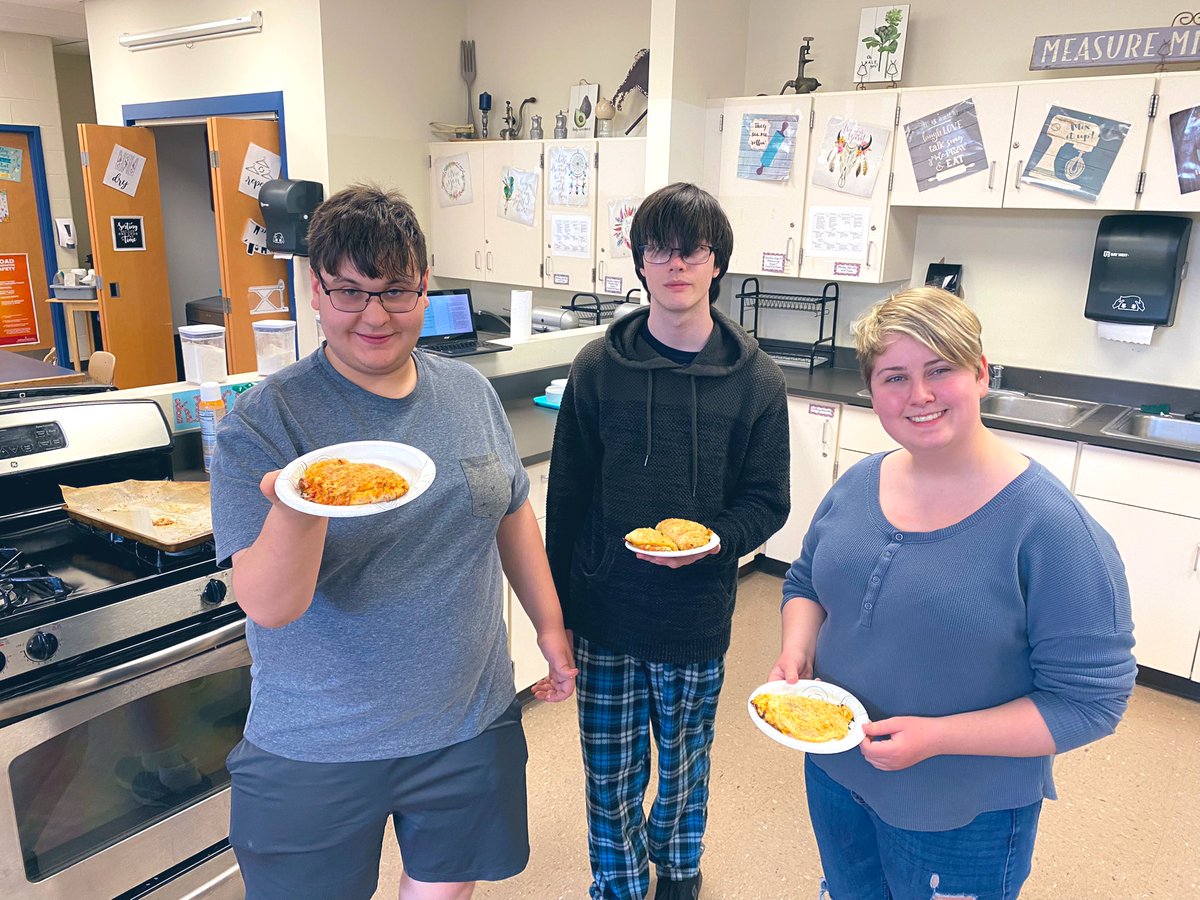 LHS210Wilcoxen's tweet photo. International Cooking made Calzones today- theyโre so delicious ๐คค๐
๐ฎ๐น #InternationalCooking #WeAreLemont #FCS #CTE https://t.co/CiDEtbEITd