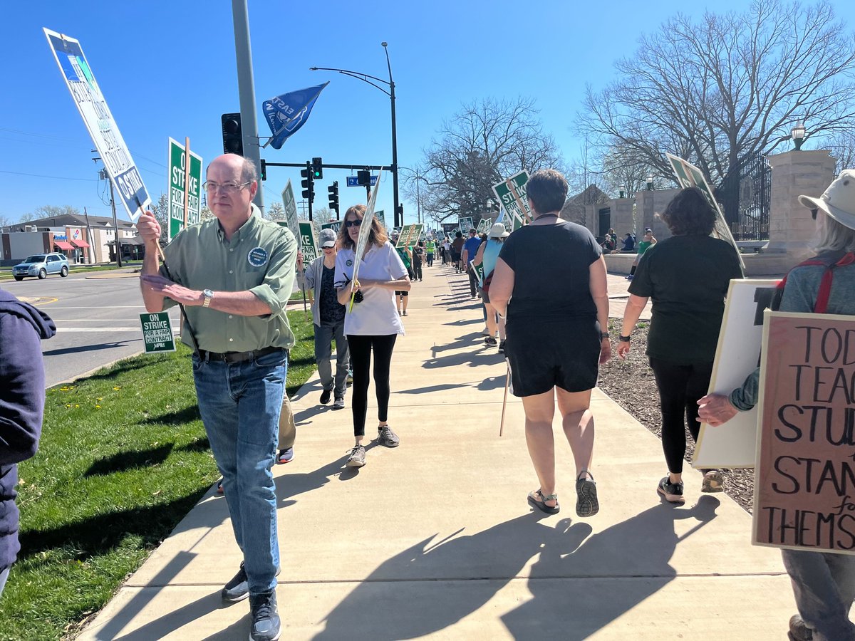 Happy Strike Tuesday 😎

Andrea Herrera, GEO staff, and Karla Sanabria, GEO Co-President, showed up for UPI at Eastern Illinois University. GEO stands with workers at Chicago State, Eastern Illinois and Governor state who are all on strike as of today!