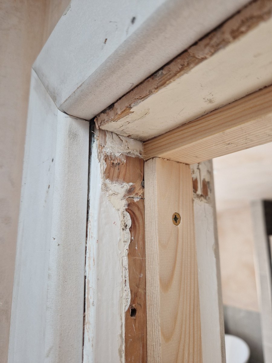 RixDecor's tweet photo. Aye, don't worry, the decorator will sort it. 👀🙄🤔

If I were to just leave this and just paint over it, who do you think is getting the blame for job being a mess? It certainly isn't the joiner or plasterer. @decoratorsforum https://t.co/XGbwIJve3w