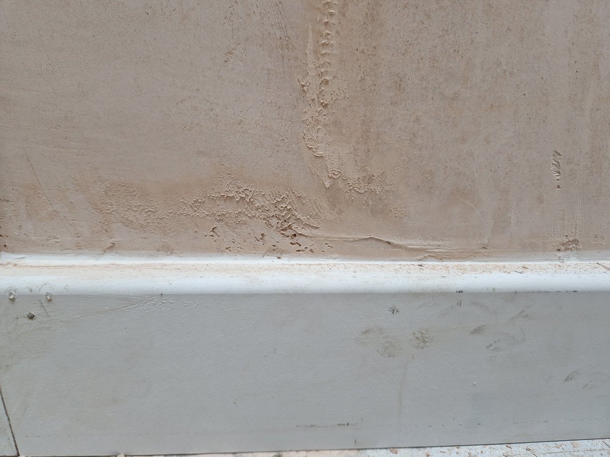 RixDecor's tweet photo. Aye, don't worry, the decorator will sort it. 👀🙄🤔

If I were to just leave this and just paint over it, who do you think is getting the blame for job being a mess? It certainly isn't the joiner or plasterer. @decoratorsforum https://t.co/XGbwIJve3w