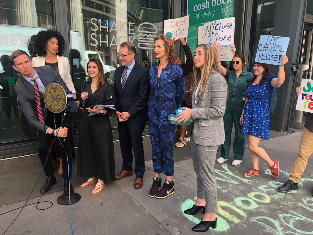 cmmvelaz's tweet photo. Today my colleagues, @MBPMarkLevine, Actress and Zero-Waste Emissary @alysiareiner, and environmental advocates, called on NYC to #Choose2Reuse with landmark legislation that will curtail our environmental impact and improve our quality of life. 1/2 🧵 https://t.co/NXlJejTCP2