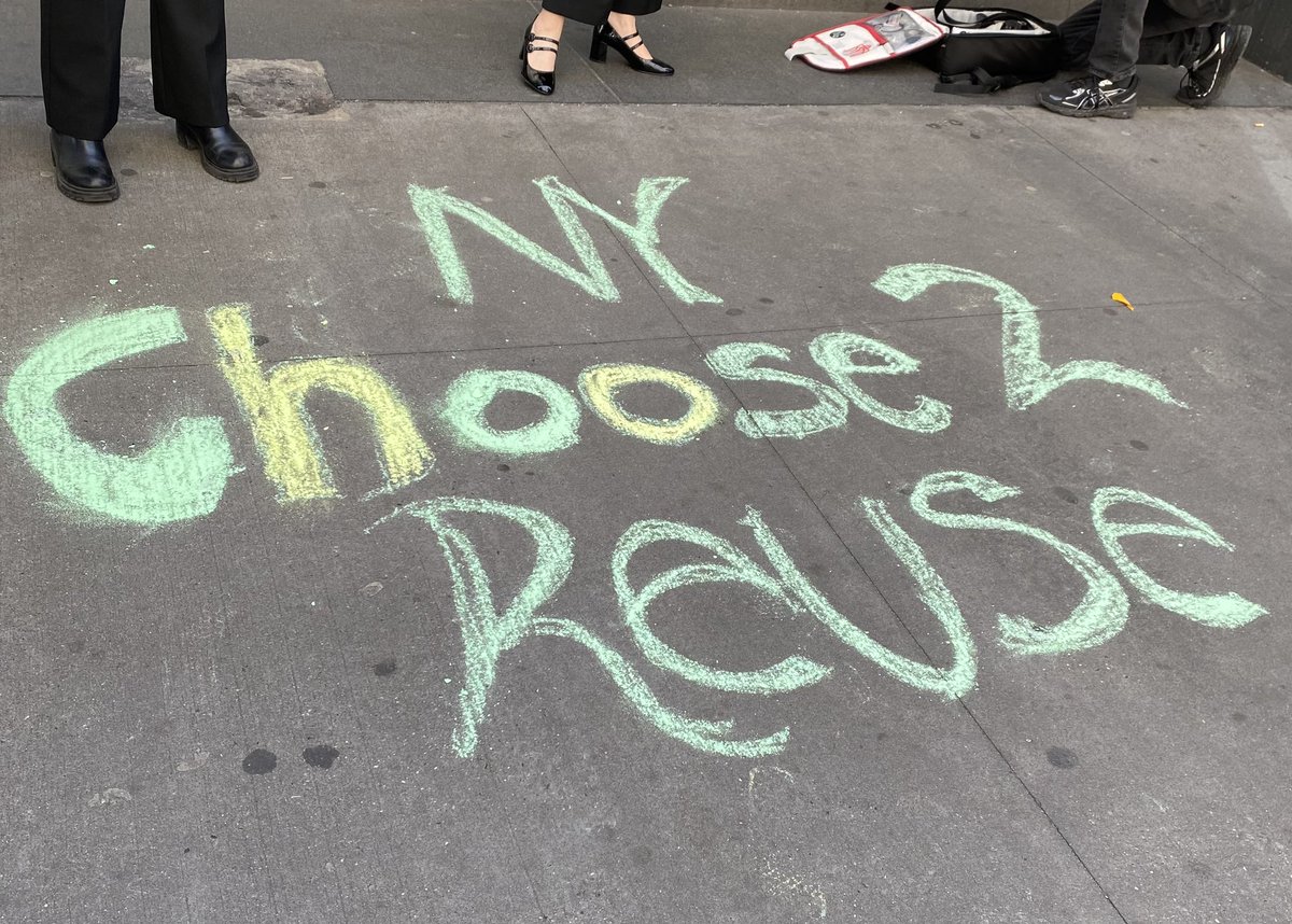 cmmvelaz's tweet photo. Today my colleagues, @MBPMarkLevine, Actress and Zero-Waste Emissary @alysiareiner, and environmental advocates, called on NYC to #Choose2Reuse with landmark legislation that will curtail our environmental impact and improve our quality of life. 1/2 🧵 https://t.co/NXlJejTCP2