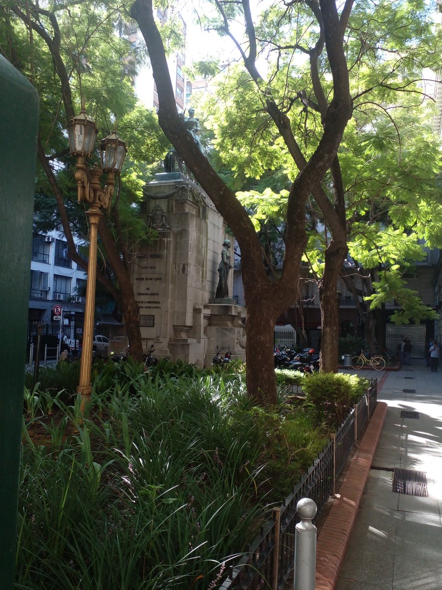 RozasGaray's tweet image. Falta de Respeto. El monumento a #Dorrego en Viamonte y Suipacha e #CABA esta tapado por ramas y se usa como parking de motos.