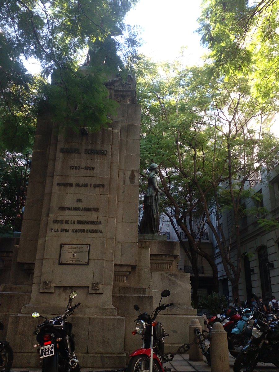 RozasGaray's tweet image. Falta de Respeto. El monumento a #Dorrego en Viamonte y Suipacha e #CABA esta tapado por ramas y se usa como parking de motos.