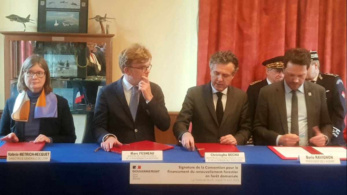 <a href="/ChristopheBechu/">Christophe Béchu</a> <a href="/MFesneau/">Marc Fesneau</a> <a href="/boris_ravignon/">Boris Ravignon</a> <a href="/JYCaullet/">Jean-Yves Caullet</a> Piloté par l’<a href="/ademe/">ADEME</a>, ce dispositif comporte 2 volets :
👉Un géré par <a href="/ONF_Officiel/">Office national des forêts</a> pour les forêts privées
👉Un guichet unique pour les forêts privées et communes forestières qui sera opéré avec l'aide des acteurs « agrégateurs » de projets dans les territoires.