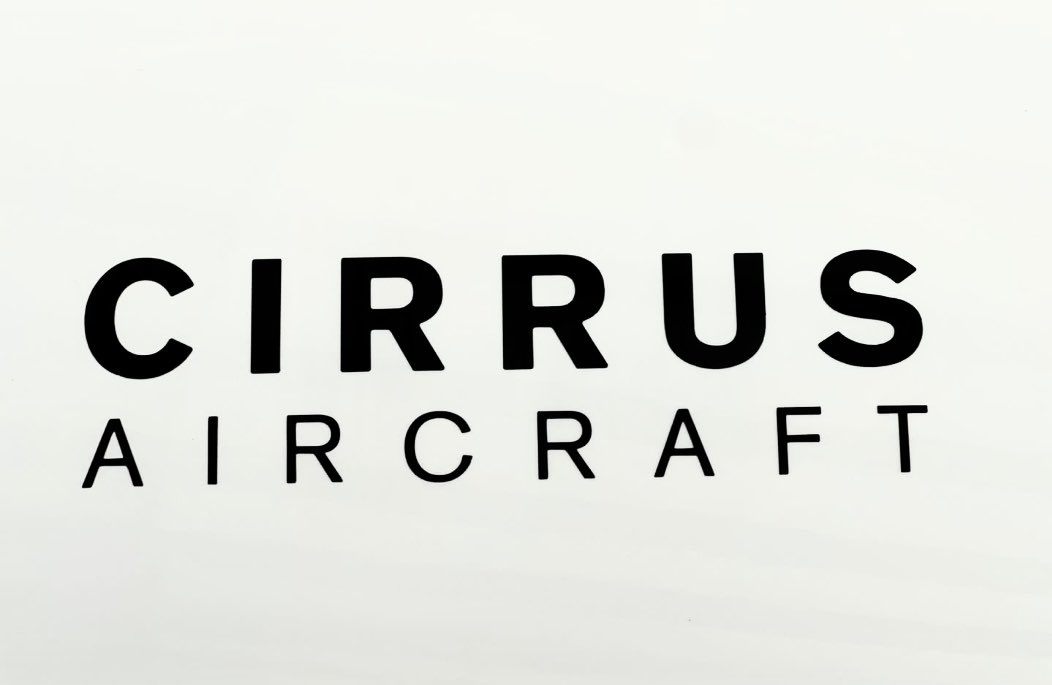 استقبلت أكاديمية عمان للطيران صباح هذا اليوم فريقًا من شركة #cirrus_aircraft ، وقد اطلع الفريق على مرافق الأكاديمية و تمت مناقشة فرص التعاون المشترك في المستقبل بين الشركة والأكاديمية لتحسين صناعة الطيران.

@cirrusaircraft