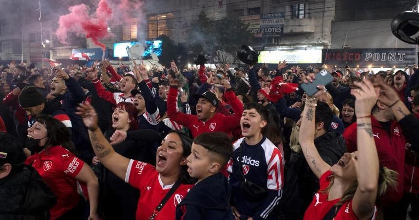 CAIplaneta's tweet image. Convocamos a todos los hinchas hoy 19hs a reunirse en la sede de Av. Mitre 470, por y para Independiente. Que salgan a dar explicaciones. Nos vemos en un rato.
RT PARA DIFUNDIR.