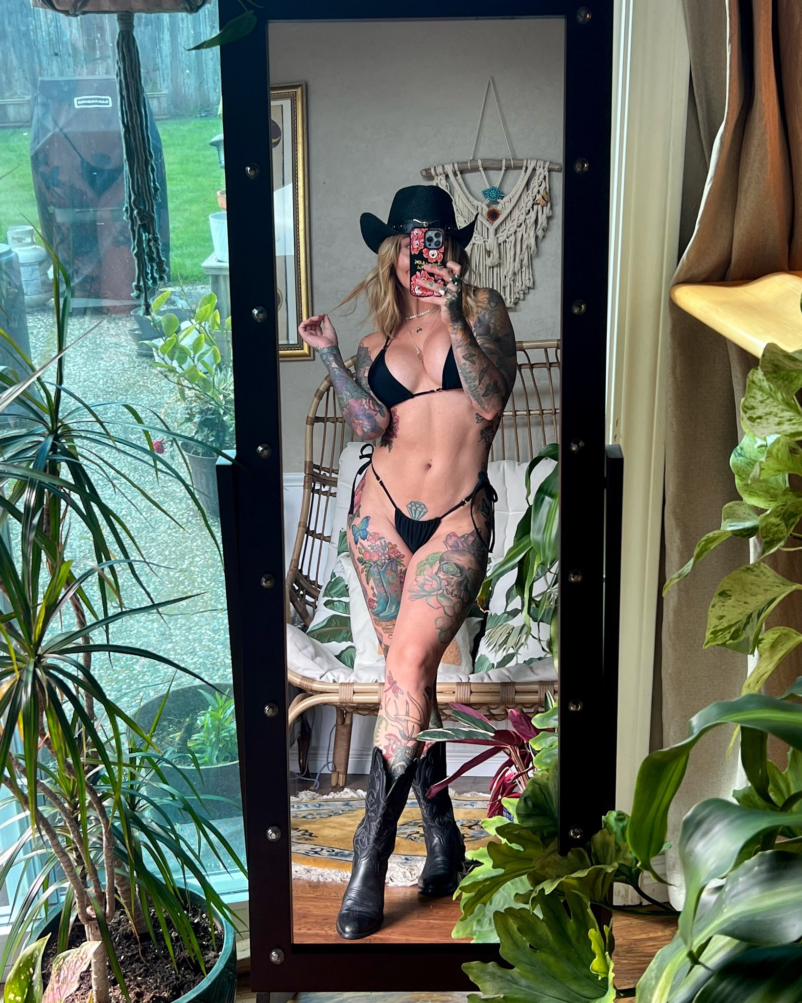 howdy🤠 now say it back 💕 https://t.co/mGEmTHW9Y3