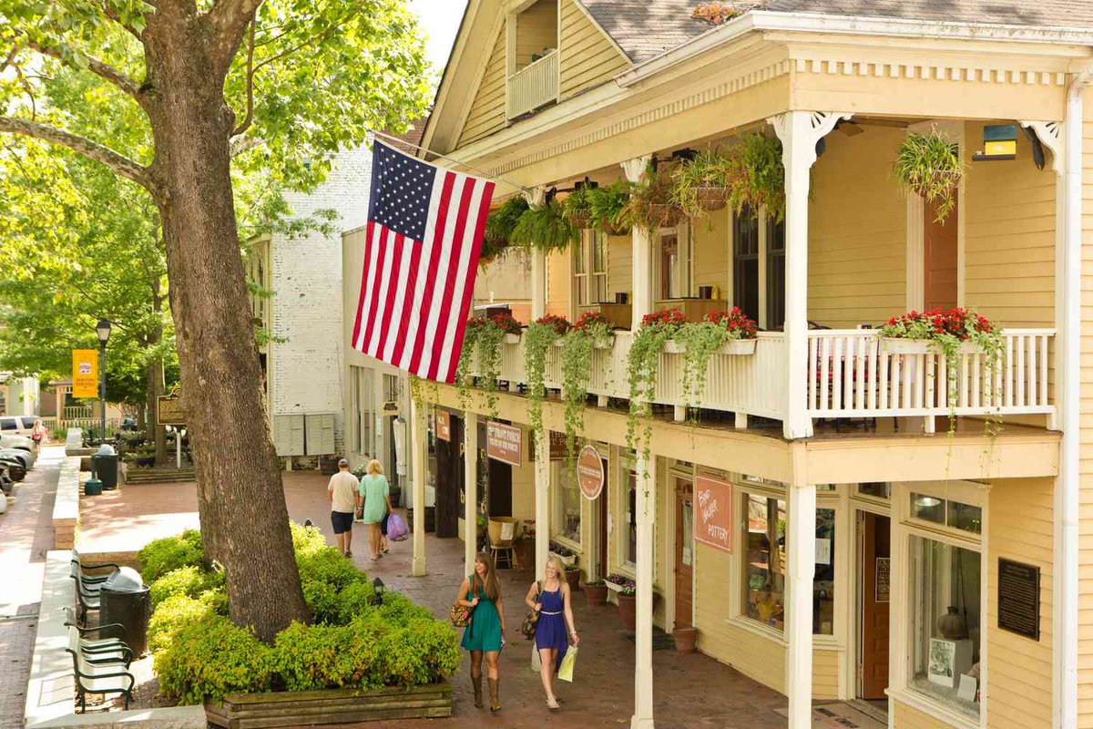 SynapseGroupInc's tweet photo. The South's Best Tiny Towns  #synpasereads #whatwearereading #companypride https://t.co/zAcLRsLtMI https://t.co/ChKjA9VSfn