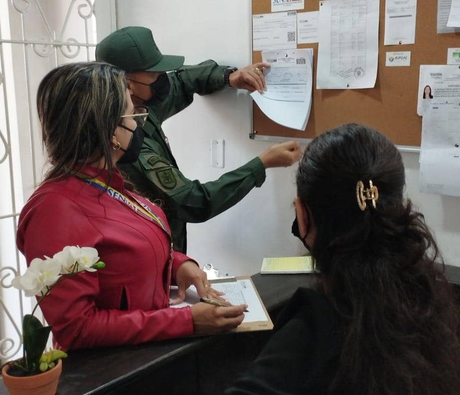 SENIAT_Oficial's tweet photo. Funcionarios de @SENIAT_STVALERA por @SENIAT_GTRLA en el sector Centro de #Valera, verifican, orientan e informan a los contribuyentes sobre el uso correcto de la máquina fiscal y la correcta emisión de #Factura, impulsando el cumplimiento de sus deberes formales. https://t.co/m1DwxefADq
