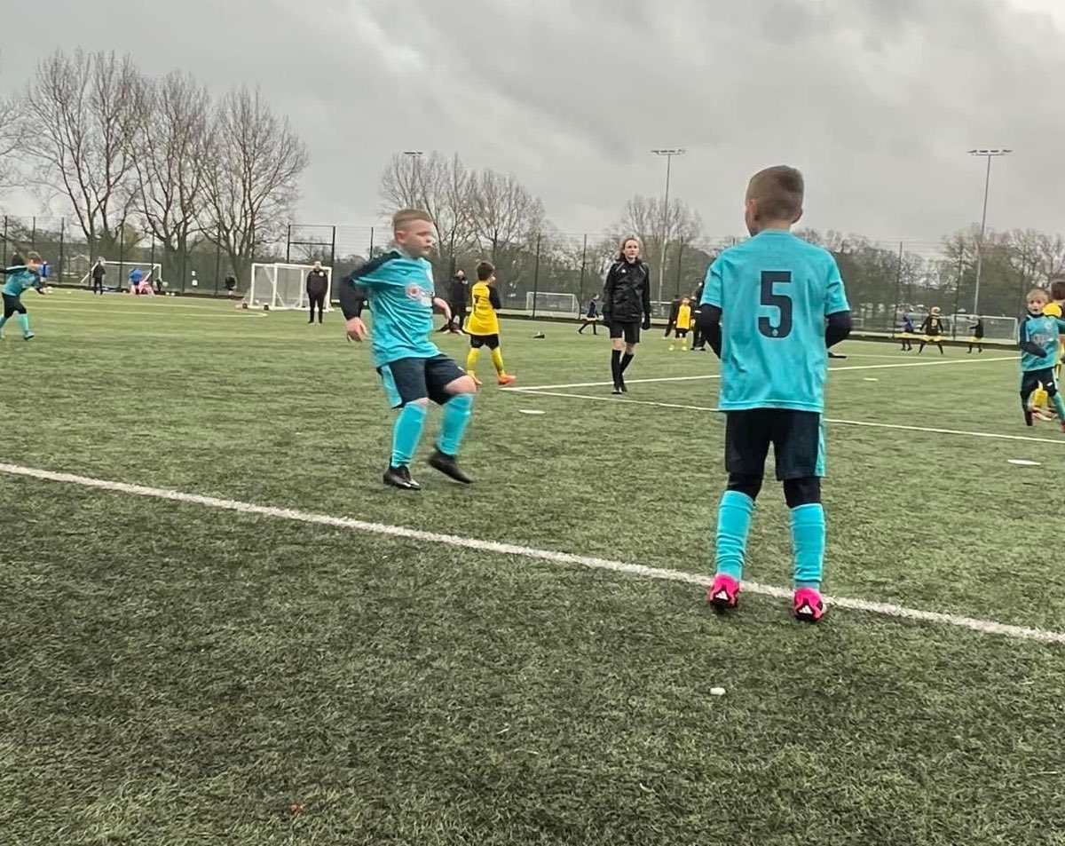 6Billie's tweet photo. Nowhere id rather be on a wet, freezing cold Tuesday night ⚽️👏🏻 https://t.co/LqQVeUoODl