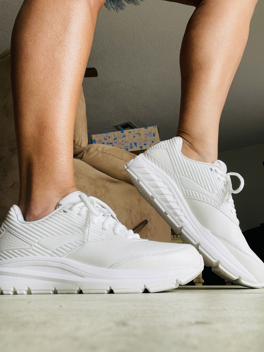 ReiReiRuns's tweet photo. ✨Must have white sneakers 🤍 @brooksrunning NEW ADDICTION WALKER 2 #walklifebalance #brooksirl #brooksrunning https://t.co/4FYcBNdv8W